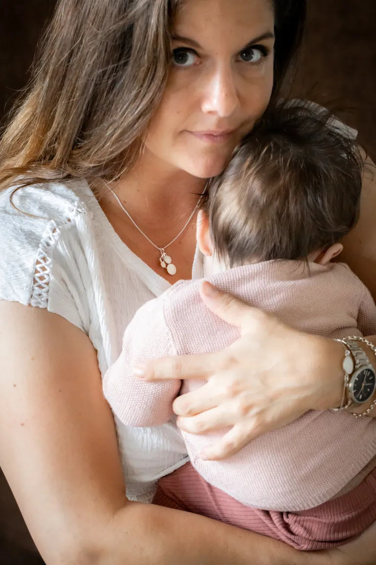 Ellen Arends met baby - handgemaakte moedermelk sieraden bij Ela Sieraad