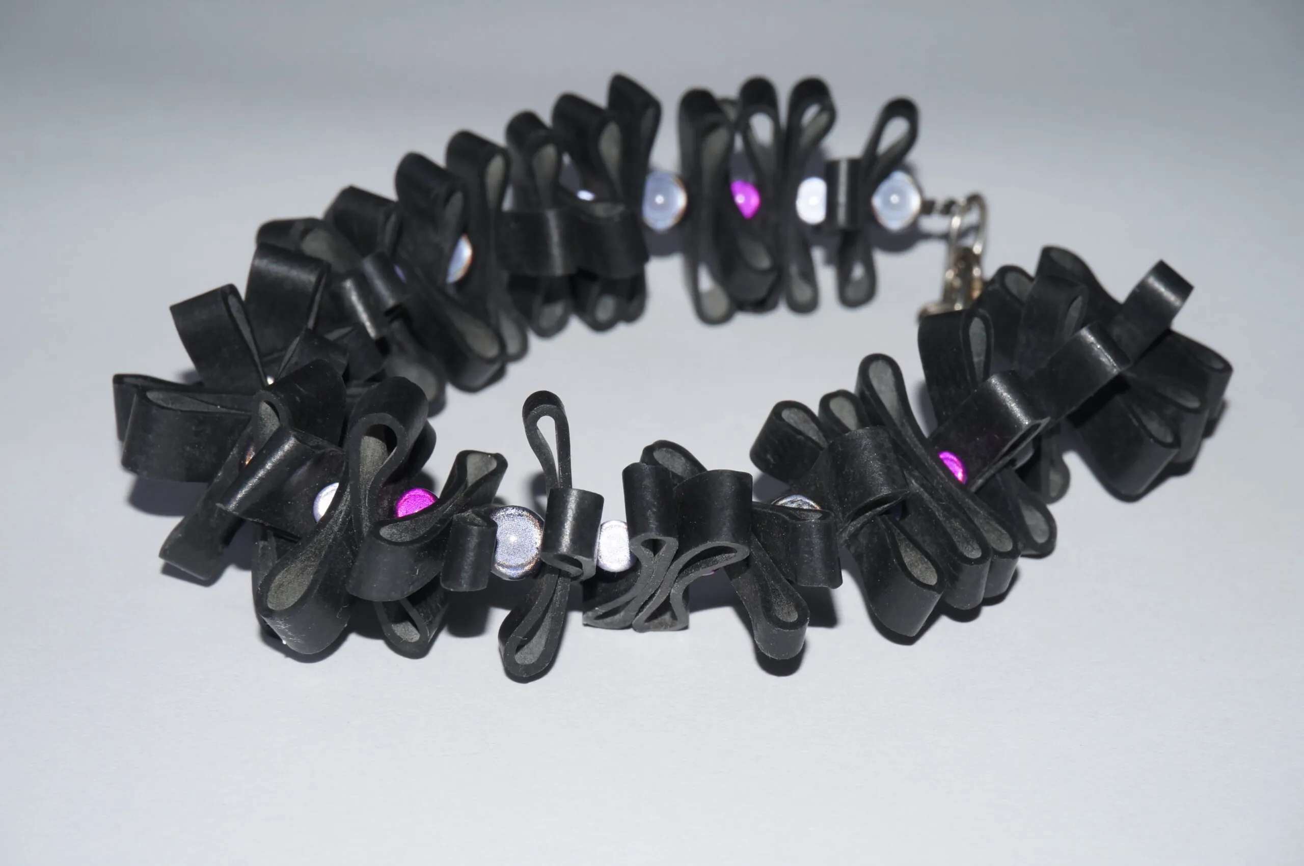 Voorbeeld van een fietsband sieraad uit de workshop